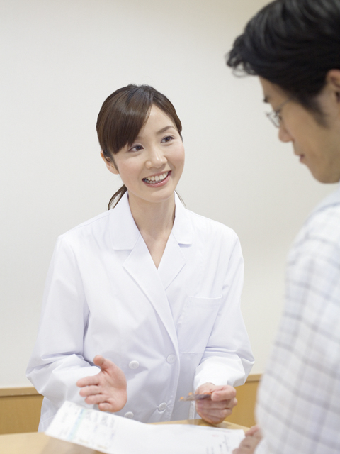 患者様と対話する薬剤師